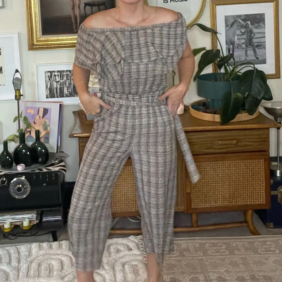 Women’s L’ Atiste Jumpsuit Grey Plaid Ruffled Off Shoulder Pants Wide Leg Sz Sm - Picture 1 of 4